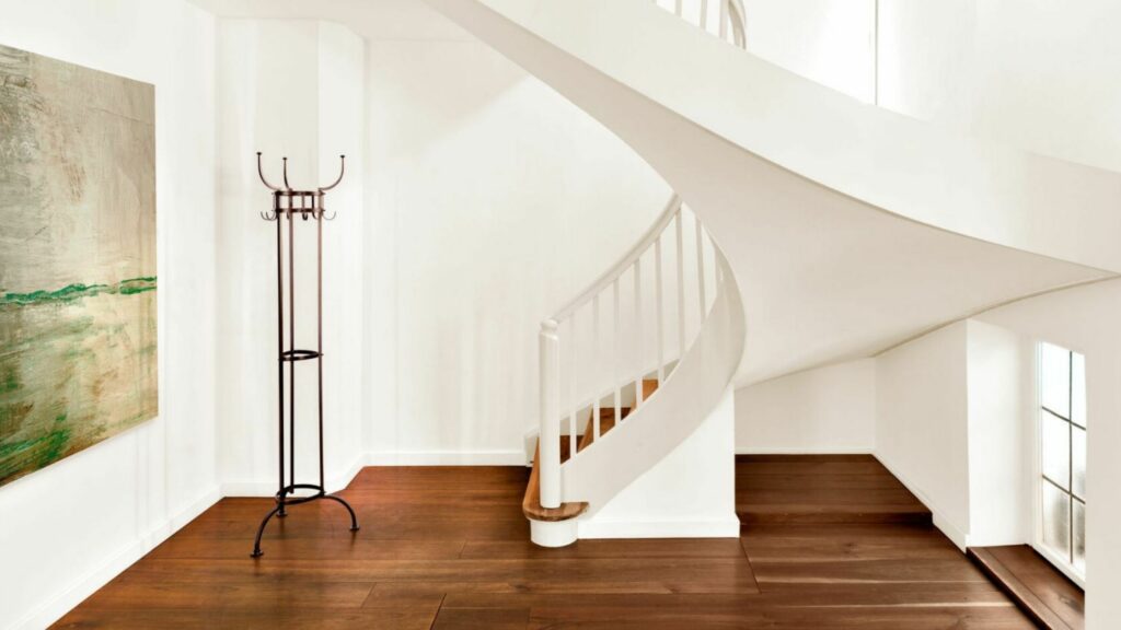 ClassiCon Kleiderständer Nymphenburg im Treppenhaus