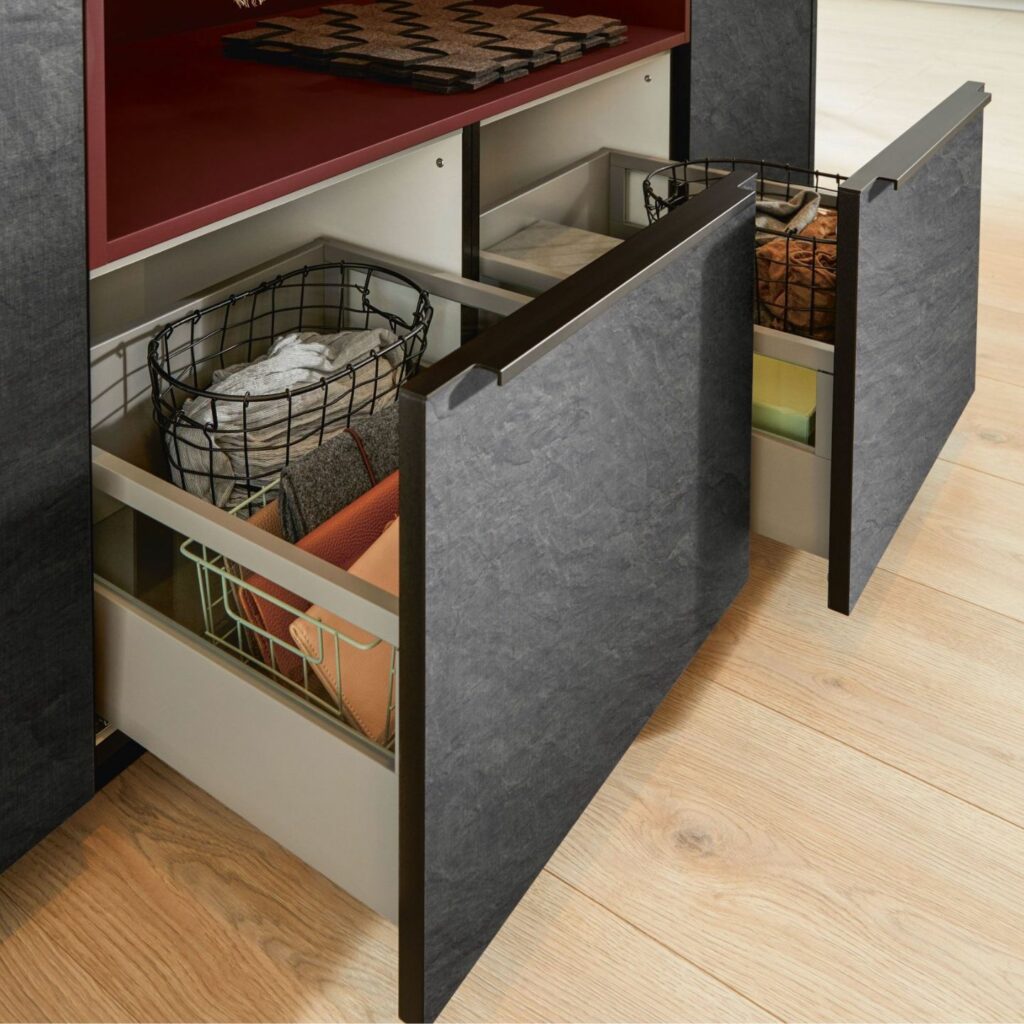 Schüller Garderobe schwarz mit Schubladen