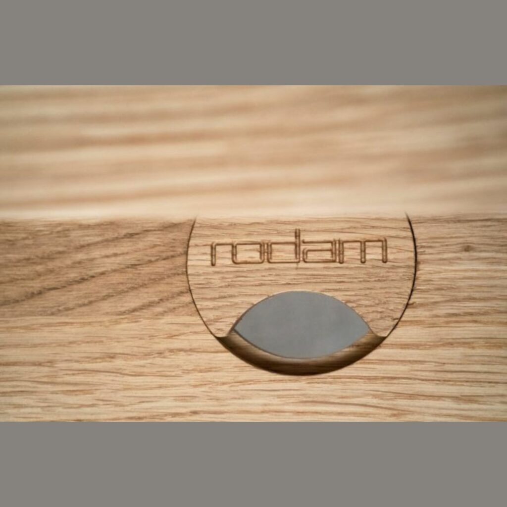 Rodam Arkus Schreibtisch aus Massivholz Logo