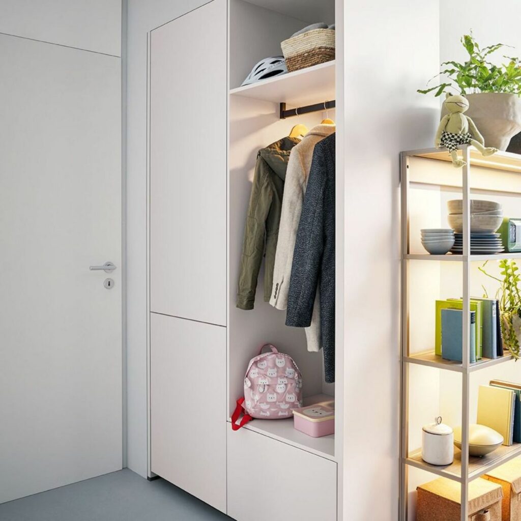 Schüller Garderobe weiß halb offen