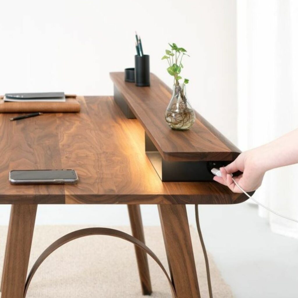 Rodam Arkus Schreibtisch aus Massivholz mit Ladesteckdose