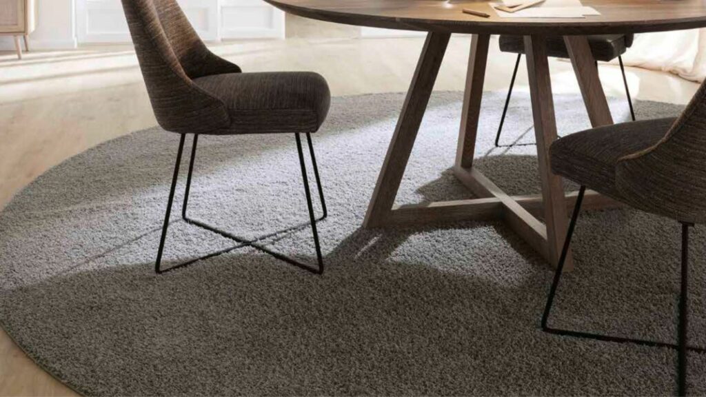 JAB Anstoetz Teppich Kollektion Cosy mit Stühlen