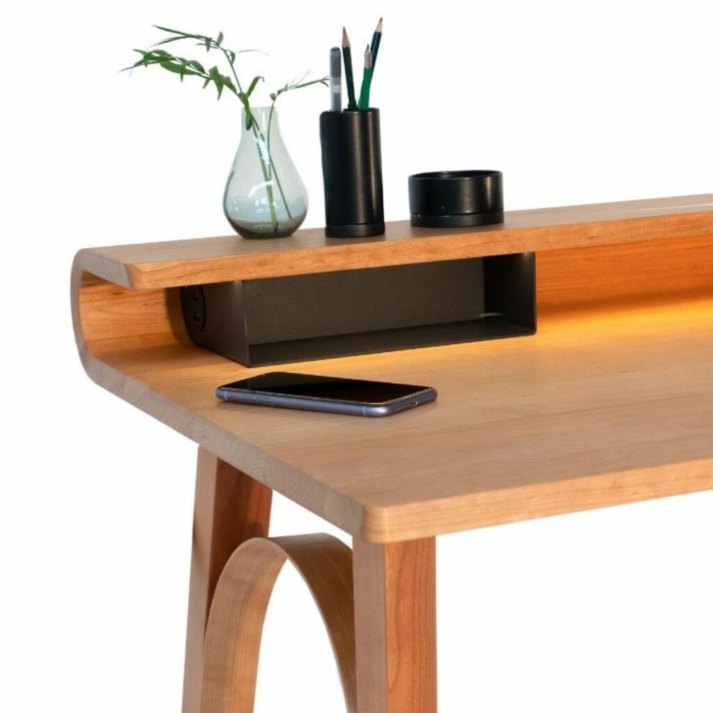 Rodam Arkus Schreibtisch aus Holz mit Deko
