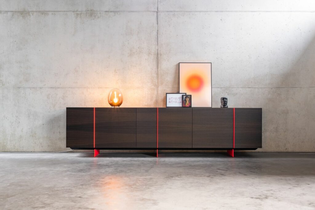 Kettnaker ALEA Sideboard Griffe vertikal leuchtrot