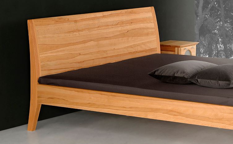 Holzbett