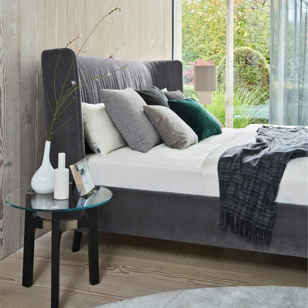 Bielefelder Werkstätten Bett Polo Boxspringbett bodennah mit Beistelltisch