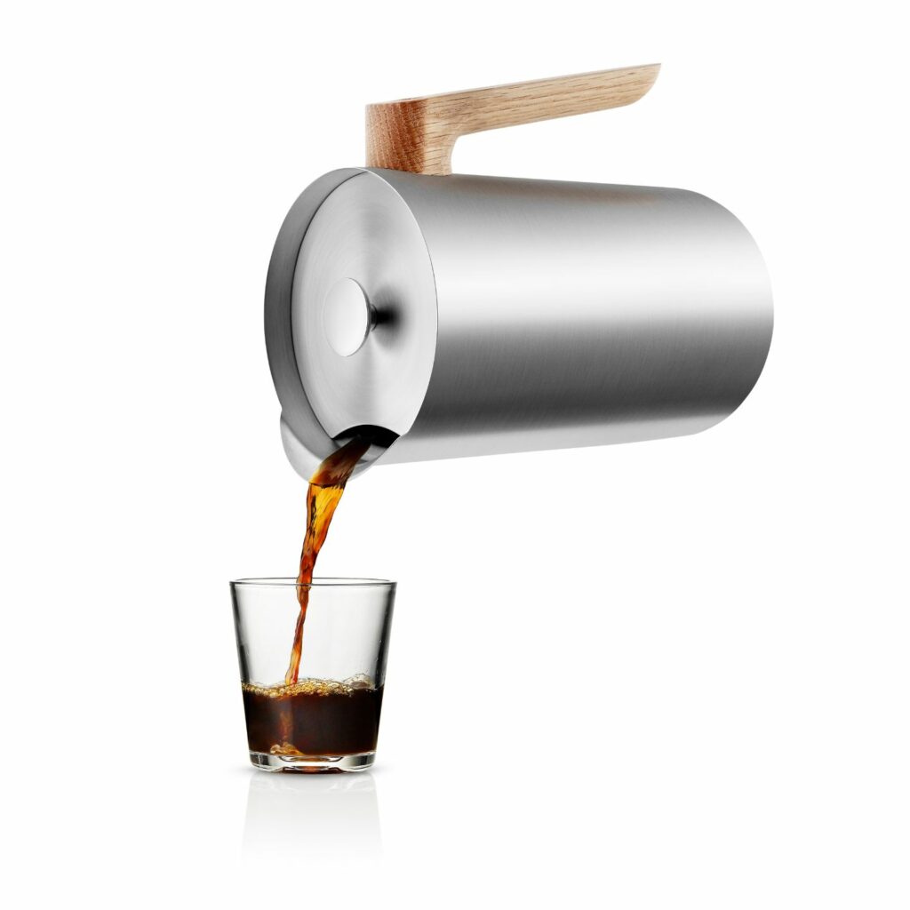 Eva Solo Kaffee Stempelkanne silber mit Holzgriff in Aktion