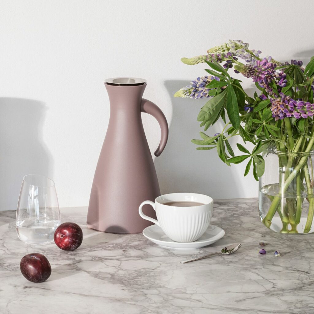 Eva Solo Thermoskanne rosa mit Tasse