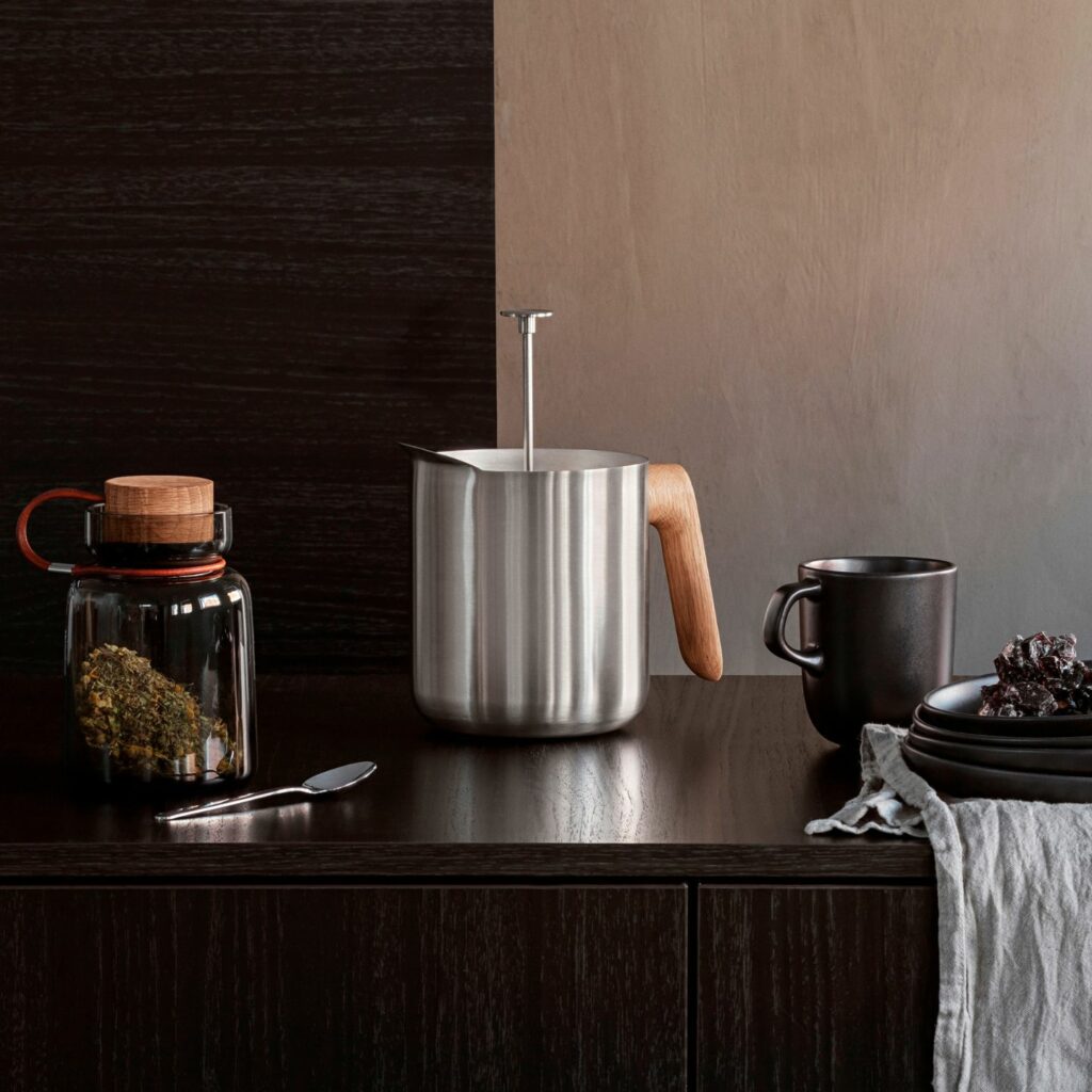 Eva Solo Stempelkanne silber mit Holzgriff und Tasse