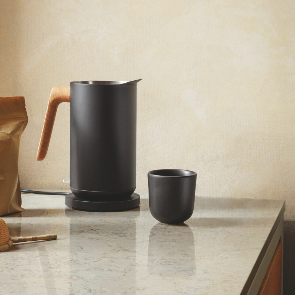 Eva Solo Wasserkocher Nordic Kitchen schwarz mit Tasse