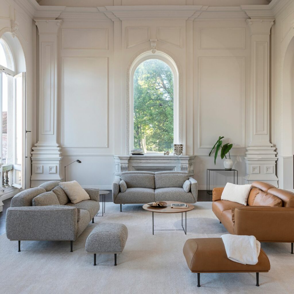 Jori Sofa Eden Vergleich Stoff und Leder mit Fußbänken