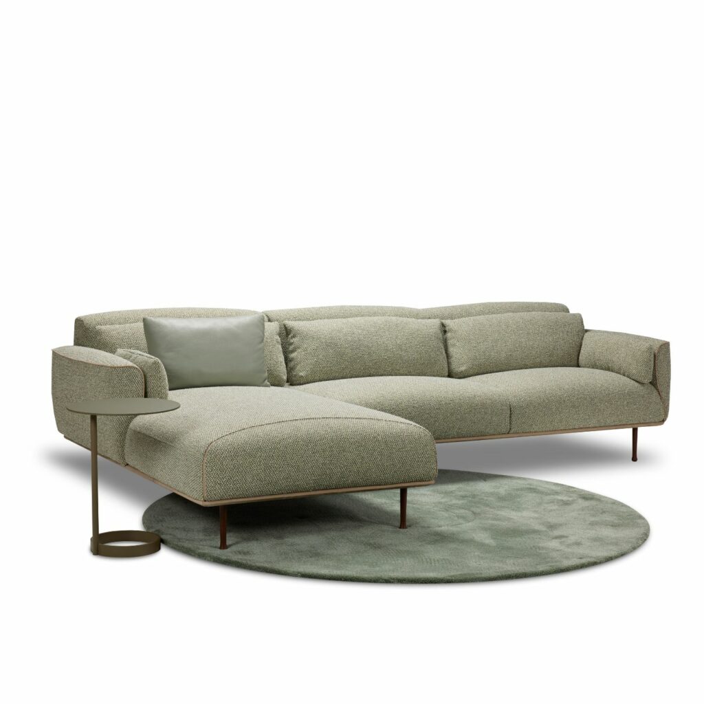 Jori Sofa Eden mit Recamiere Stoff grau meliert mit Teppich und Beistelltisch