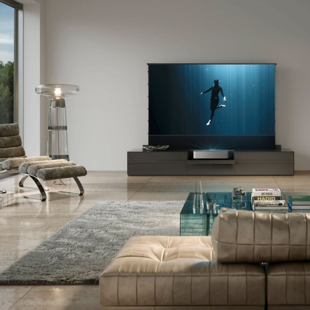 Kettnaker SOMA Media Lowboard mit Leinwand und Leica Projektor zeigt Unterwasser Video