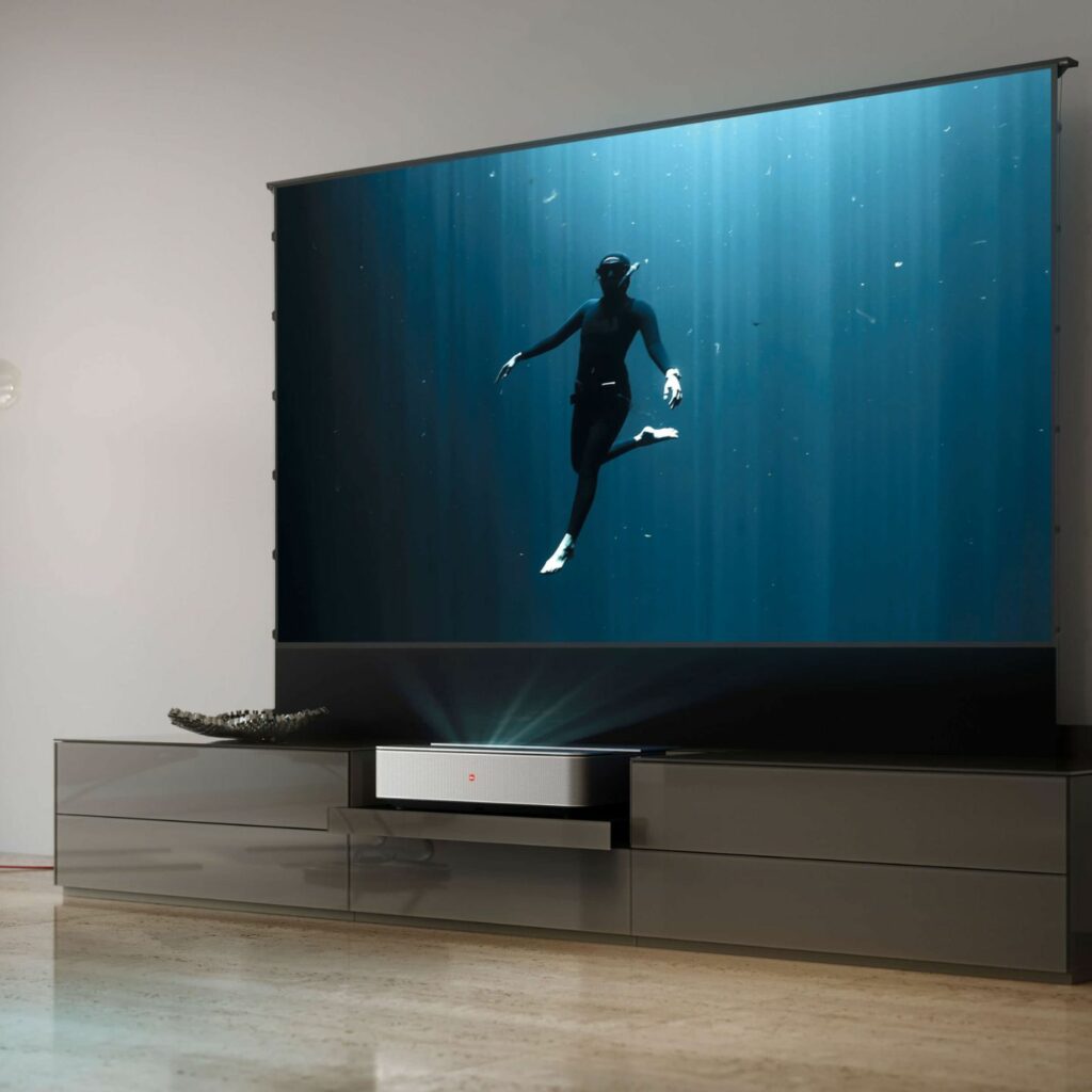 Kettnaker SOMA Media Lowboard mit Leinwand und Leica Projektor seitliche Ansicht