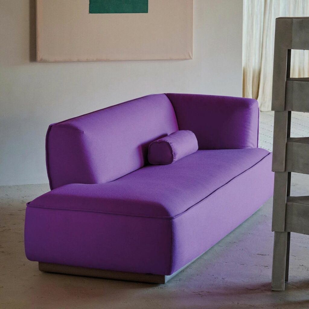 Leolux Sofaprogramm Loya Divan Stoff lila
