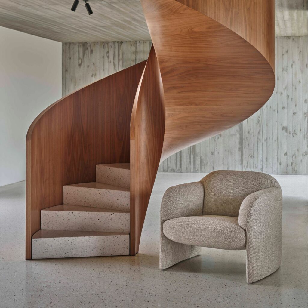 Leolux Sofa Modius Sessel neben Treppe