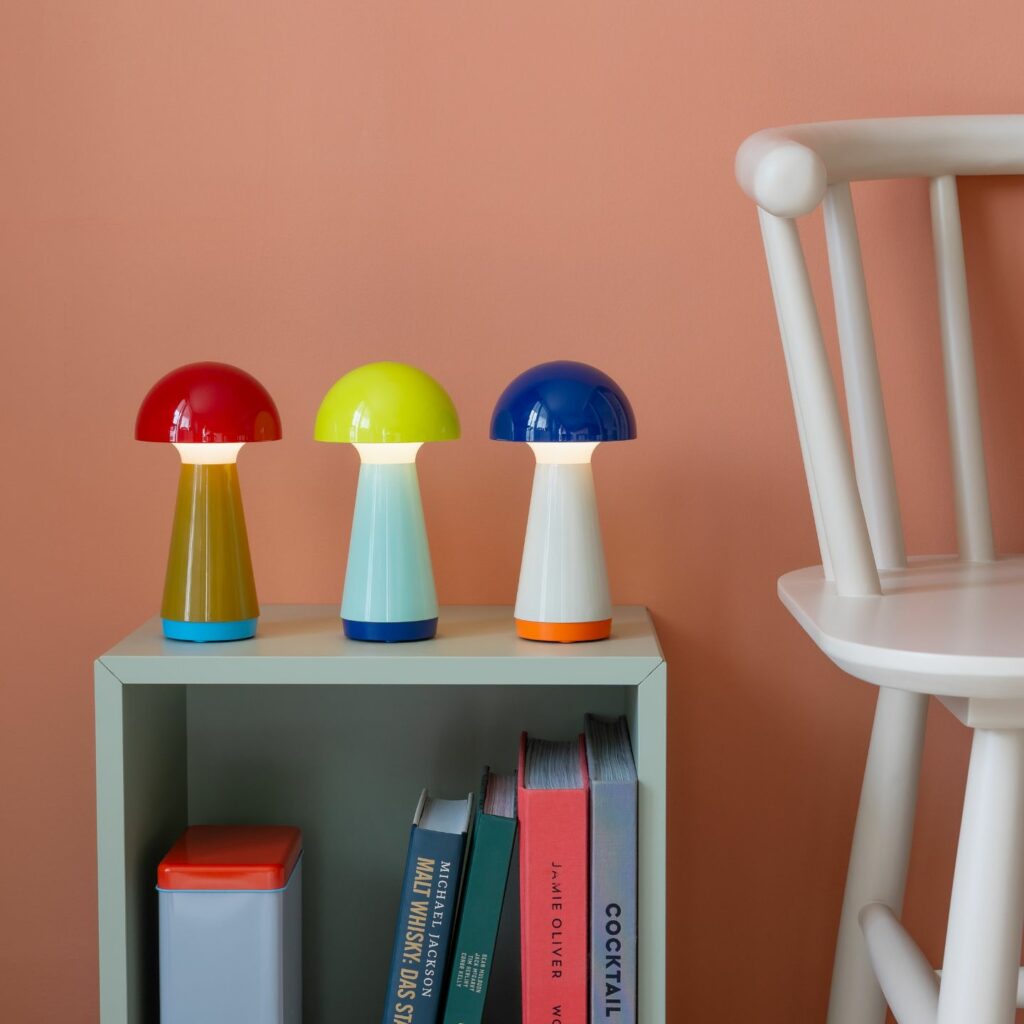 Remember Tischleuchte Lampe Bobbi auf Regal
