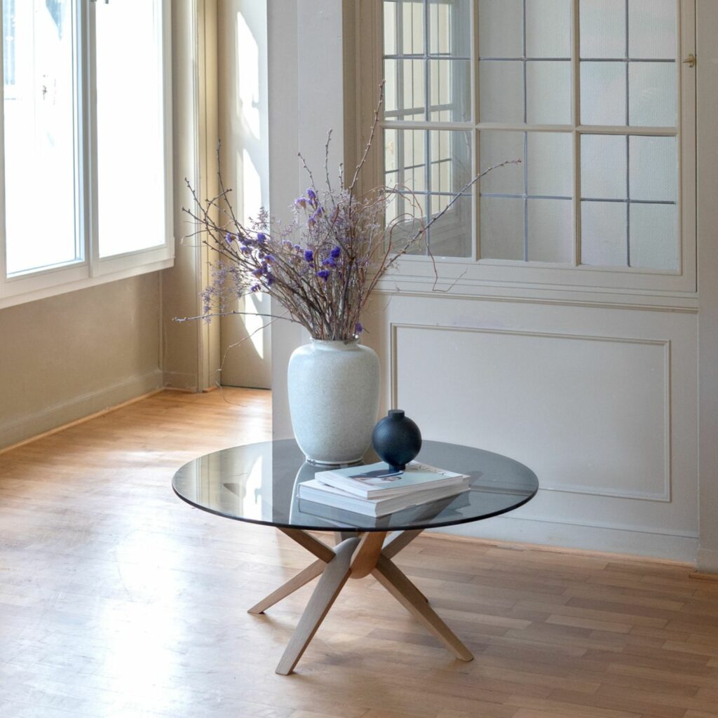 Rodam Couchtisch Nodi mit Massivholzgestell und Glasplatte