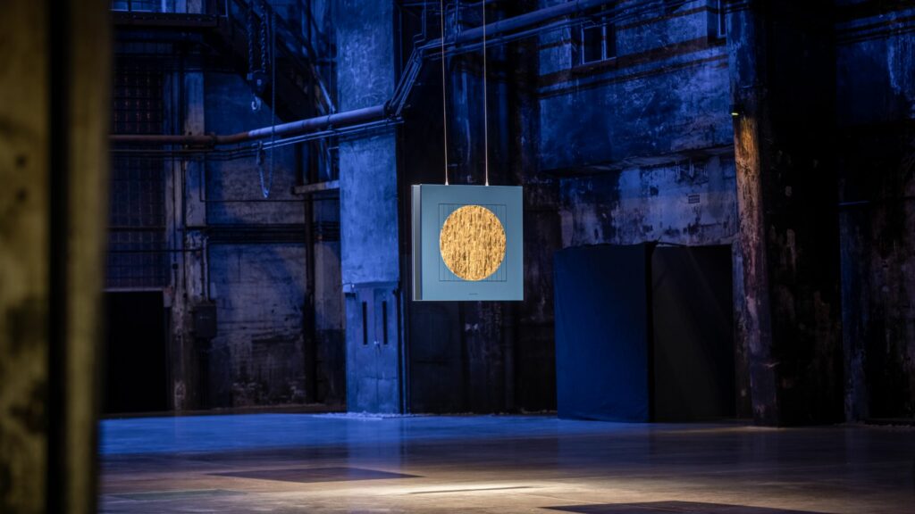 QLOCKTWO Moon Moebel Meiss blau gold Ausstellung