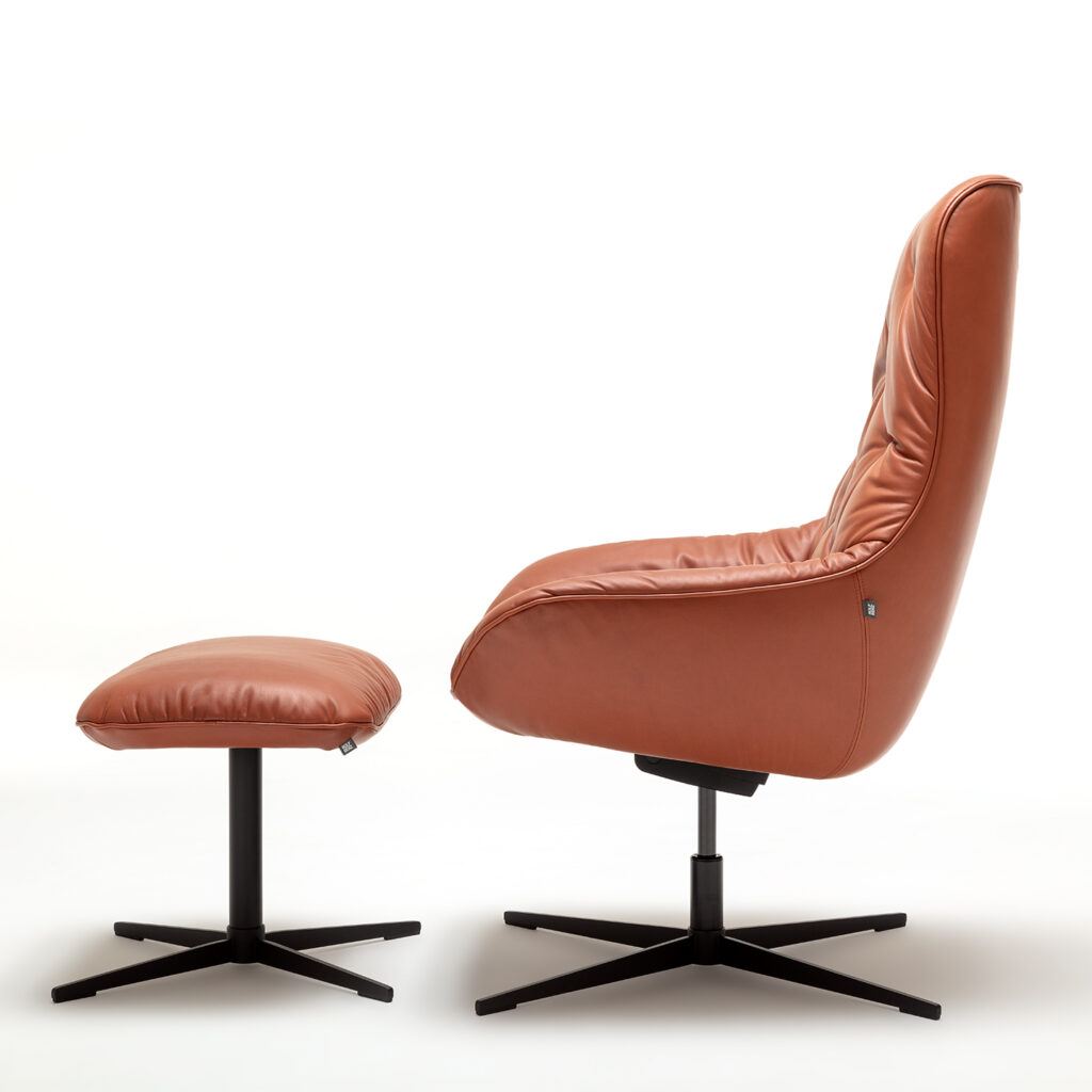 Rolf Benz MEG soft Leder braun mit Hocker seitlich
