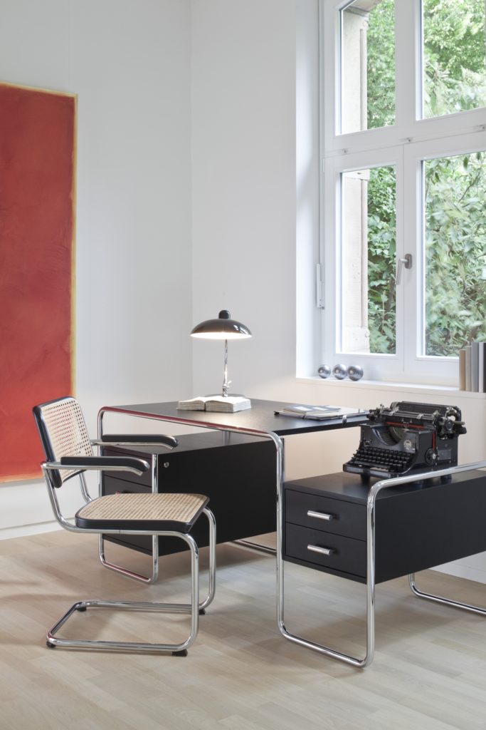 Thonet Programm S 285 und S 64 Schreibtisch mit Stuhl Variante