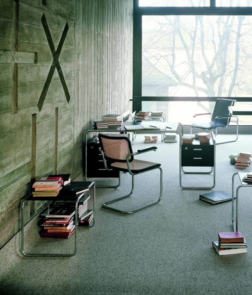 Thonet Programm S 285 und S 64 Schreibtisch mit Stuhl
